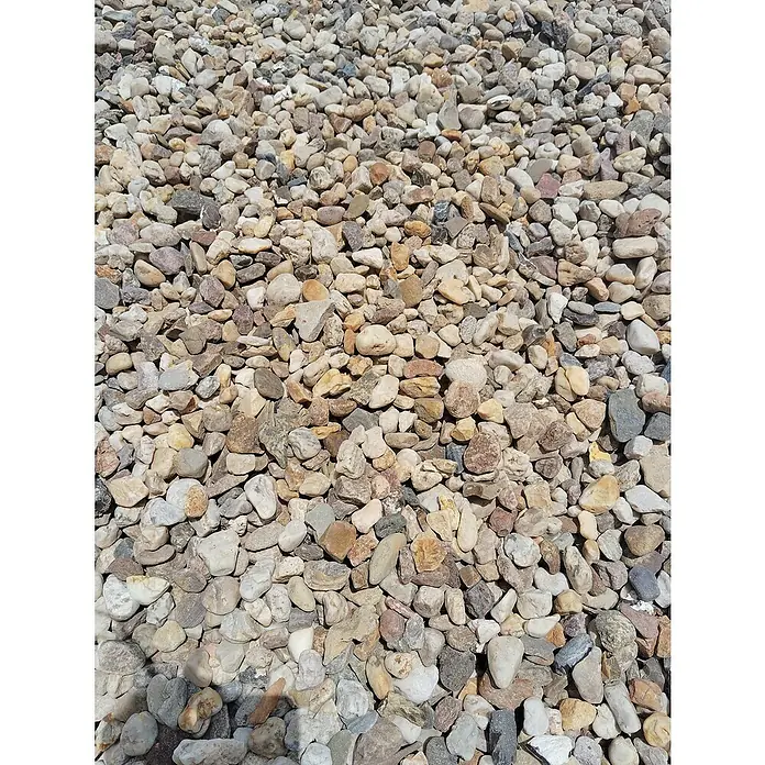 Kies - Körnung: 16 mm - 32 mm, Bunt, 850 kg - Nahaufnahme von vielen Flusssteinen mit vielfältigen Farben und Formen, ideal für Gartenwege oder als dekoratives Element.