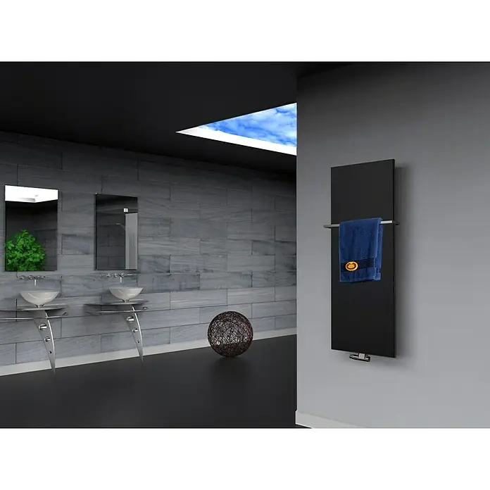 Szagato Designheizkörper Manhattan 2 - B x H: 470 x 1.200 mm, Wärmeleistung bei Vorlauftemperatur von 75 °C (D: 50): 799 W, Schwarz, Mit 1 Handtuchhalter (15 mm) - Modernes Badezimmer mit einem eleganten, schwarzen Handtuchwärmer mit einem blauen Handtuch darauf.