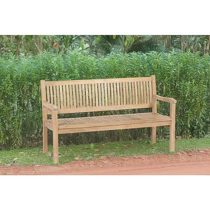 Joda Gartenbank Provence 2er-Sitzer - B x T x H: 150 x 55 x 90 cm, Teak, Natur - Diese Aufnahme zeigt eine hölzerne Gartenbank vor einem üppigen, grünen Hintergrund. Die Bank ist aus hellem Holz gefertigt und lädt zum Verweilen ein.