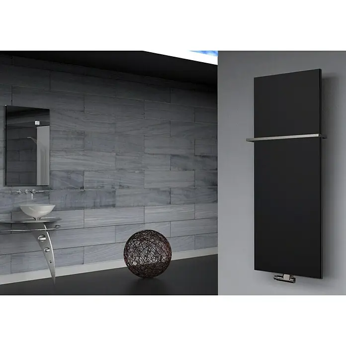 Szagato Designheizkörper Manhattan 2 - B x H: 470 x 1.200 mm, Wärmeleistung bei Vorlauftemperatur von 75 °C (D: 50): 799 W, Schwarz, Mit 1 Handtuchhalter (15 mm) - Ein modernes Badezimmer mit einem schwarzen Heizkörper an der Wand, der Handtücher wärmt. Der Heizkörper ist ein elegantes und funktionales Designelement.