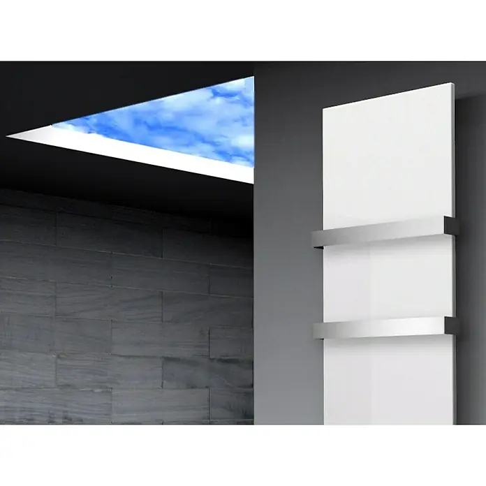 Szagato Designheizkörper Manhattan 3 - B x H: 470 x 1.800 mm, Wärmeleistung bei Vorlauftemperatur von 75 °C (D: 50): 1.118 W, Weiß, Mit 2 Handtuchhalter (50 mm) - Ein moderner, weißer Handtuchwärmer mit zwei silbernen Halterungen vor einer grauen Wand und einem Deckenfenster.
