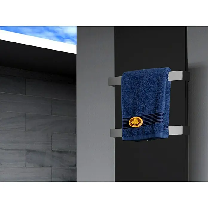 Szagato Designheizkörper Manhattan 3 - B x H: 470 x 1.800 mm, Wärmeleistung bei Vorlauftemperatur von 75 °C (D: 50): 1.118 W, Schwarz, Mit 2 Handtuchhalter (50 mm) - Ein marineblaues Handtuch mit dekorativem Emblem hängt an einem modernen Handtuchhalter im Badezimmer.