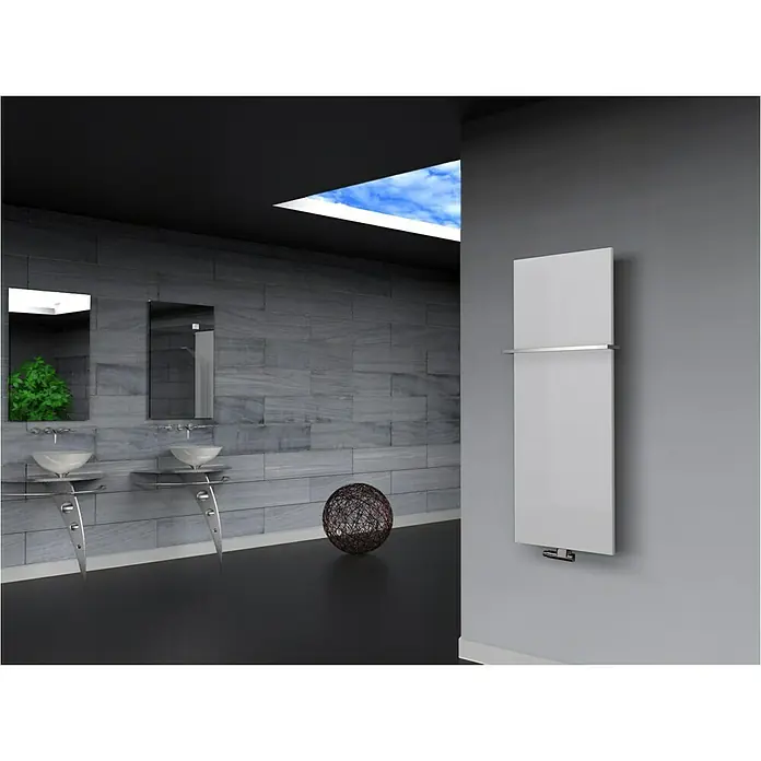 Szagato Designheizkörper Manhattan 2 - B x H: 470 x 1.200 mm, Wärmeleistung bei Vorlauftemperatur von 75 °C (D: 50): 799 W, Weiß, Mit 1 Handtuchhalter (15 mm) - Elegantes Badezimmer mit einem modernen weißen Heizkörper an der Wand, der für Wärme und Stil sorgt. Das Design fügt sich nahtlos in die Umgebung ein.