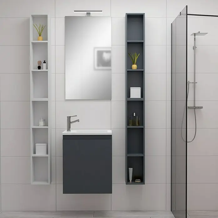Camargue Espacio Badmöbel-Set H55 - 90 cm, Gama anthrazit glänzend - Modernes Badezimmer-Interieur mit Waschbeckenunterschrank in Anthrazit, Spiegelschrank und weißen sowie anthrazitfarbenen Regalen.