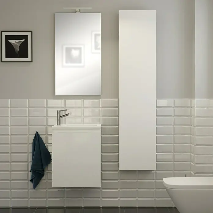 Camargue Espacio Badmöbel-Set H42 - 90 cm, Gama weiß matt - Ein Badezimmer mit einem modernen Waschbeckenunterschrank in Weiß, einem Spiegel und einem hochformatigen, weißen Hängeschrank für zusätzlichen Stauraum.