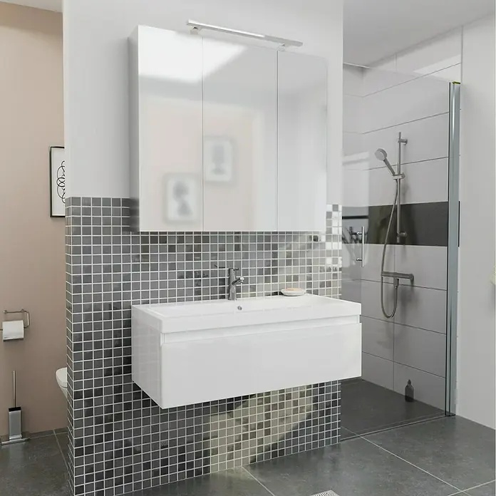 Camargue Espacio Badmöbel-Set i43 - 100 cm, Gama weiß glänzend - Ein modernes Badezimmer mit einem weißen Waschtischunterschrank, einem Spiegelschrank und einer begehbaren Dusche, die ein elegantes und funktionales Design bieten.