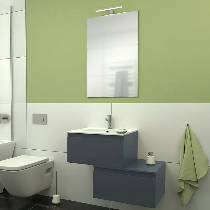 Camargue Espacio Badmöbel-Set G44 - 80 cm, Gama anthrazit matt - Badezimmeransicht mit Spiegelschrank, Waschbeckenunterschrank in Grau, Toilette und Handtuch.