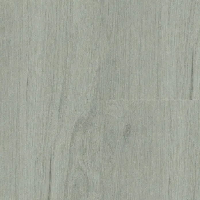 Decolife Designboden Freestyle Access Oak Clean Grey - 1.220 x 185 x 8,5 mm, Landhausdiele, Oak Clean Grey - Nahaufnahme eines hellgrauen Laminatbodens mit Holzmaserung. Das Laminat bietet eine robuste und stilvolle Oberfläche für jeden Raum.