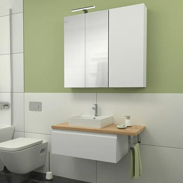 Camargue Espacio Hängeschrank - 40 x 17 x 90 cm, Gama weiß matt - Das Badezimmer zeigt einen modernen Waschbeckenunterschrank mit Holzplatte, einen passenden Spiegelschrank und eine Toilette.