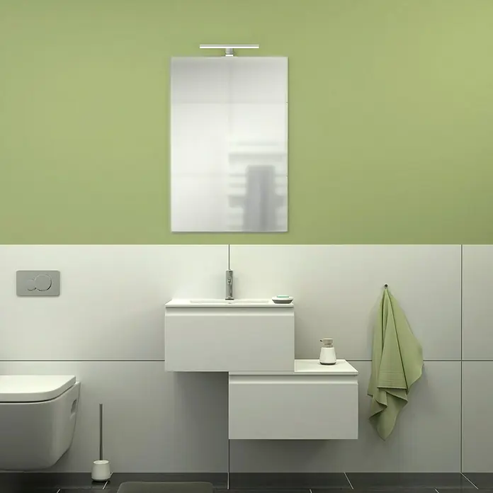 Camargue Espacio Badmöbel-Set G42 - 80 cm, Gama weiß matt - Helles Badezimmer mit Toilette, Waschbecken und Spiegel. Das Design ist modern und minimalistisch mit klaren Linien und grünen Akzenten.