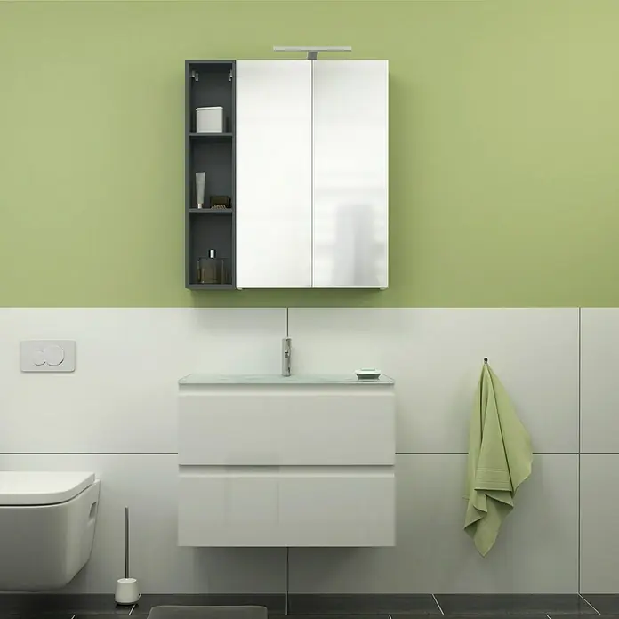 Camargue Espacio Badmöbel-Set G63 - 80 cm, Gama weiß glänzend - Ein modernes Badezimmer-Interieur mit einem Waschbeckenunterschrank, einem Spiegelschrank und einer Toilette in einem minimalistischen Design.