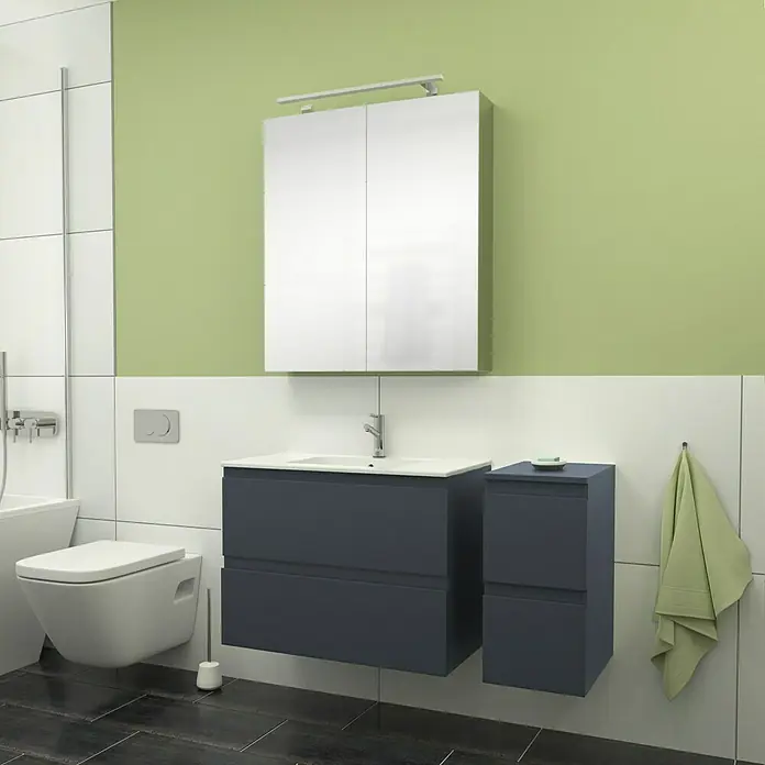 Camargue Espacio Badmöbel-Set J14 - 110 cm, Gama anthrazit matt - Modernes Badezimmer-Interieur mit blauem Waschtischunterschrank, Spiegelschrank und Toilette, vor grün gestrichener Wand und weißen Fliesen.