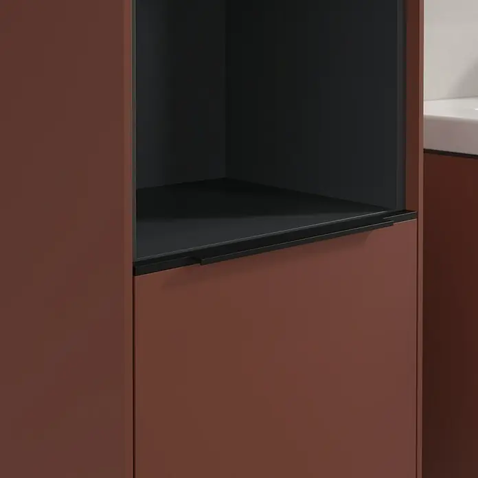 Villeroy & Boch Subway 3.0 Hochschrank - B x T x H: 40 x 36,2 x 171 cm, 1x offenes Fach, 2x Tür, Wine Red, Farbe Griff: Volcano black, DIN Anschlag: Links - Nahaufnahme eines modernen braunen Schranks mit offenen Fächern. Das dunkle Innenleben bietet einen schönen Kontrast zur äußeren Farbe.