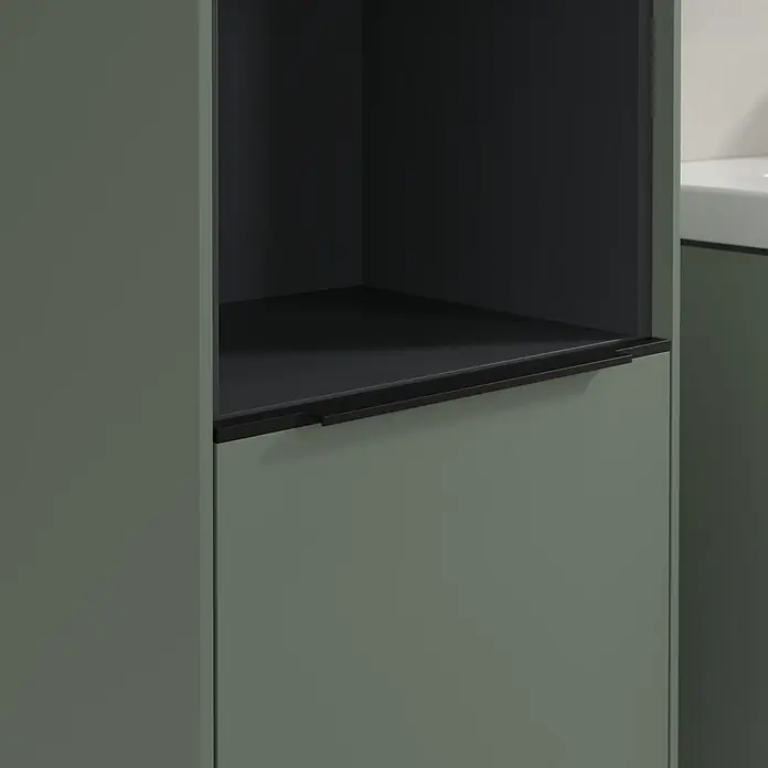 Villeroy & Boch Subway 3.0 Hochschrank - B x T x H: 40 x 36,2 x 171 cm, 1x offenes Fach, 2x Tür, Soft Green, Farbe Griff: Volcano black, DIN Anschlag: Links - Detailaufnahme eines modernen Badezimmerschranks in Grün mit offenem Fach und schwarzem Griff an der Schublade. Stilvolles Design für Ihr Bad.
