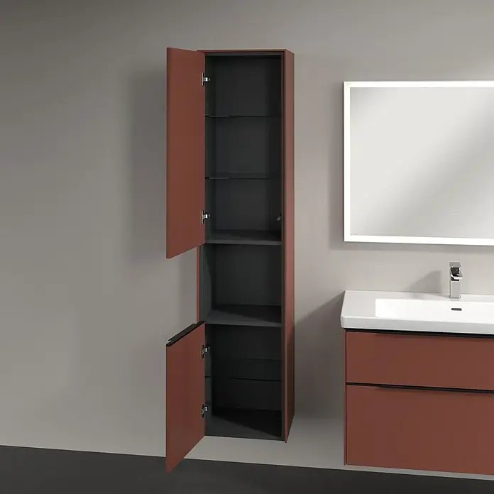 Villeroy & Boch Subway 3.0 Hochschrank - B x T x H: 40 x 36,2 x 171 cm, 1x offenes Fach, 2x Tür, Wine Red, Farbe Griff: Volcano black, DIN Anschlag: Links - Ein modernes Badezimmer mit einem hohen, offenen Badezimmerschrank und einem passenden Waschtischunterschrank in einem warmen Farbton.