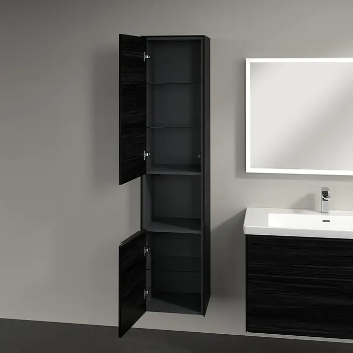 Villeroy & Boch Subway 3.0 Hochschrank - B x T x H: 40 x 36,2 x 171 cm, 1x offenes Fach, 2x Tür, Black Oak, Farbe Griff: Volcano black, DIN Anschlag: Links - Elegantes Badezimmer mit offenem, schwarzem Hochschrank und beleuchtetem Spiegel über dem Waschbecken. Moderne Badgestaltung mit stilvollen Elementen.