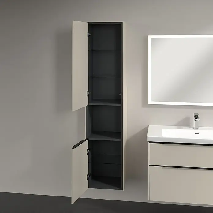 Villeroy & Boch Subway 3.0 Hochschrank - B x T x H: 40 x 36,2 x 171 cm, 1x offenes Fach, 2x Tür, Cashmere Grey, Farbe Griff: Volcano black, DIN Anschlag: Links - Ein offener, hoher Badezimmerschrank mit Regalen bietet viel Stauraum neben einem modernen Waschbecken und einem Spiegel.