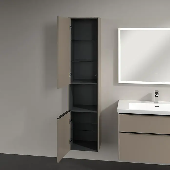 Villeroy & Boch Subway 3.0 Hochschrank - B x T x H: 40 x 36,2 x 171 cm, 1x offenes Fach, 2x Tür, Taupe, Farbe Griff: Volcano black, DIN Anschlag: Links - Ein Badezimmer mit einem offenen, hohen Badschrank mit Regalen und einem Waschtisch mit beleuchtetem Spiegel darüber.