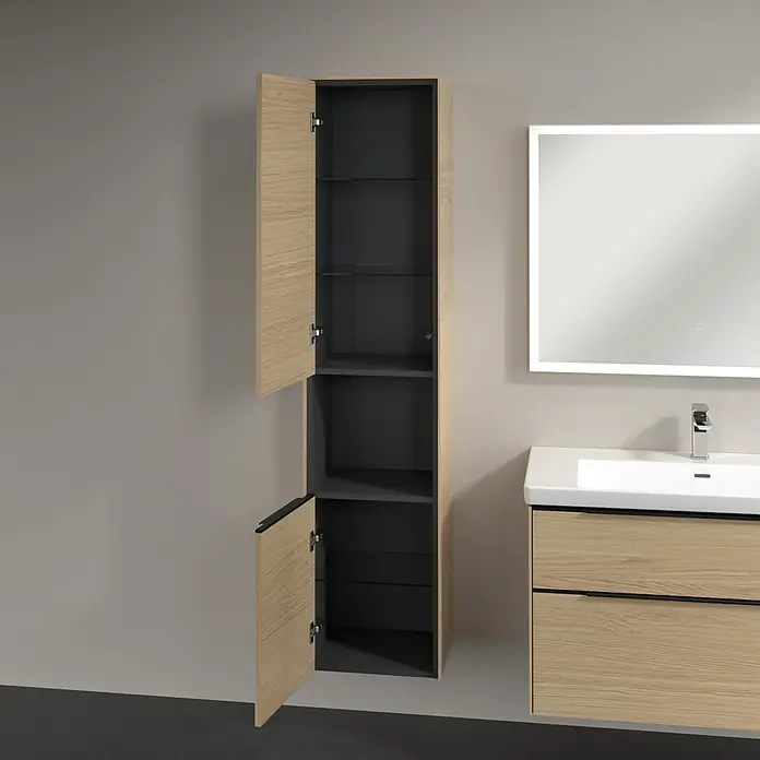 Villeroy & Boch Subway 3.0 Hochschrank - B x T x H: 40 x 36,2 x 171 cm, 1x offenes Fach, 2x Tür, Nordik oak, Farbe Griff: Volcano black, DIN Anschlag: Links - Ein offener, heller Holzschrank mit schwarzen Regalen, Teil einer Badezimmerausstattung. Das moderne Design ergänzt das Gesamtbild.