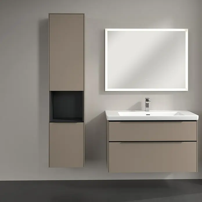 Villeroy & Boch Subway 3.0 Hochschrank - B x T x H: 40 x 36,2 x 171 cm, 1x offenes Fach, 2x Tür, Taupe, Farbe Griff: Volcano black, DIN Anschlag: Links - Badezimmer-Set mit einem Waschtischunterschrank mit Schubladen, einem Spiegelschrank mit Beleuchtung und einem Hochschrank mit offenem Fach.