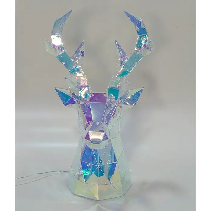 Tween Light LED-Dekoleuchte Rentier irisierend - Transparent/Irisierend, L x B x H: 31 x 26 x 50 cm, Rentier - Detailaufnahme eines schillernden Deko-Hirschkopfs, der mit polygonalen Elementen und bunten Reflexionen eine festliche Atmosphäre schafft.
