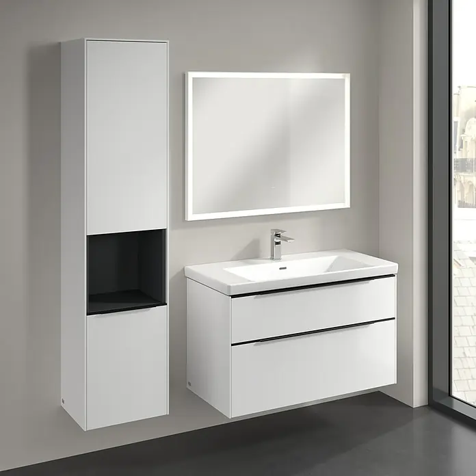 Villeroy & Boch Subway 3.0 Hochschrank - B x T x H: 40 x 36,2 x 171 cm, 1x offenes Fach, 2x Tür, Brilliant White, Farbe Griff: Volcano black, DIN Anschlag: Links - Modernes Badezimmer-Set mit weißem Waschtischunterschrank, Spiegelschrank mit Beleuchtung und einem hohen, schmalen Seitenschrank.
