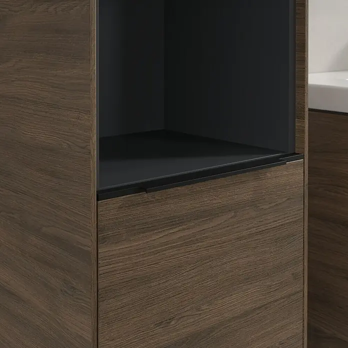 Villeroy & Boch Subway 3.0 Hochschrank - B x T x H: 40 x 36,2 x 171 cm, 1x offenes Fach, 2x Tür, Arizona Oak, Farbe Griff: Volcano black, DIN Anschlag: Links - Nahaufnahme eines Badezimmerschranks in Holzoptik mit offenem Regal und Schublade. Elegantes und funktionales Design für moderne Badezimmer.