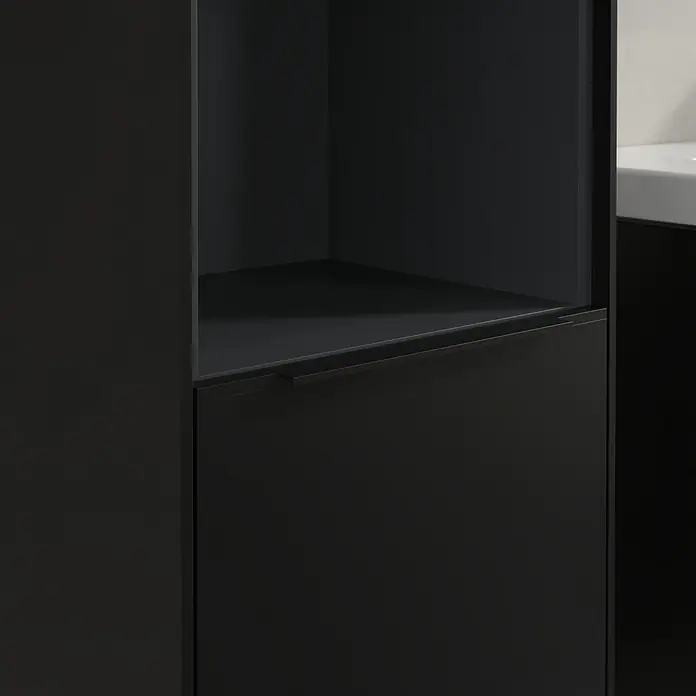 Villeroy & Boch Subway 3.0 Hochschrank - B x T x H: 40 x 36,2 x 171 cm, 1x offenes Fach, 2x Tür, Volcano Black, Farbe Griff: Volcano black, DIN Anschlag: Links - Nahaufnahme eines modernen, mattschwarzen Badezimmerschranks mit offenem Regal und Schublade, der elegantes Design und funktionale Aufbewahrung vereint.