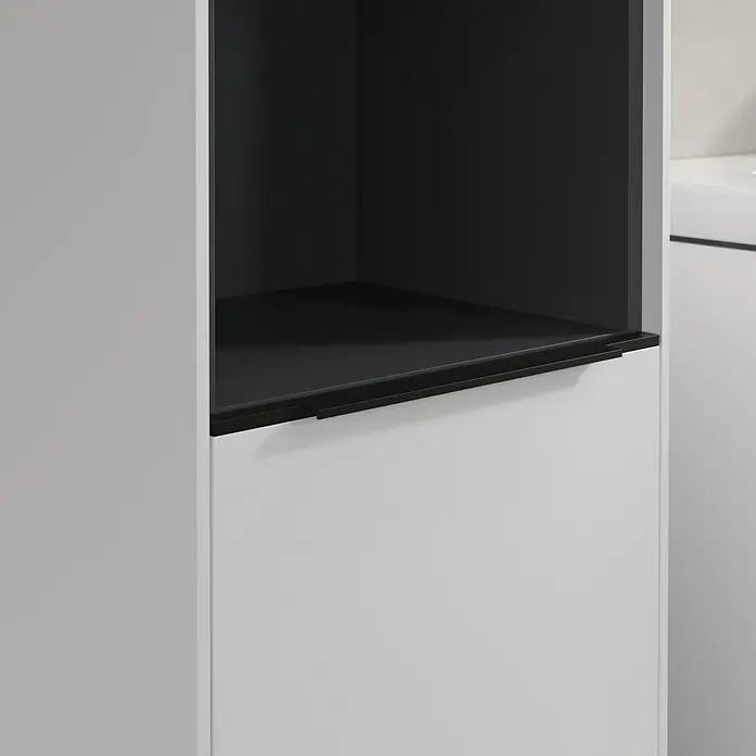 Villeroy & Boch Subway 3.0 Hochschrank - B x T x H: 40 x 36,2 x 171 cm, 1x offenes Fach, 2x Tür, Pure White, Farbe Griff: Volcano black, DIN Anschlag: Links - Nahaufnahme eines weißen Schranks mit einem schwarzen offenen Fach, das modernes Design und Funktionalität vereint.