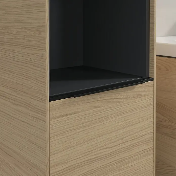 Villeroy & Boch Subway 3.0 Hochschrank - B x T x H: 40 x 36,2 x 171 cm, 1x offenes Fach, 2x Tür, Nordik oak, Farbe Griff: Volcano black, DIN Anschlag: Links - Detailansicht eines modernen Holzschranks mit offenem schwarzem Fach, das stilvolles Design und Funktionalität vereint.