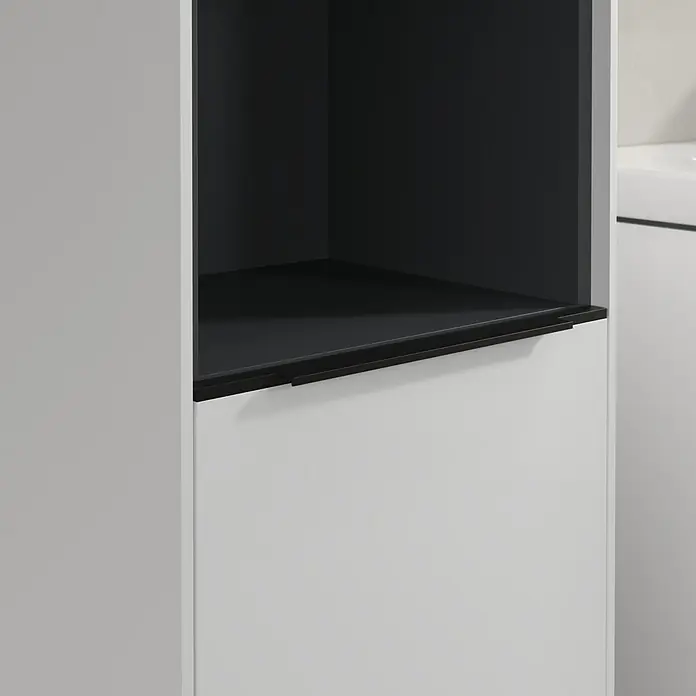 Villeroy & Boch Subway 3.0 Hochschrank - B x T x H: 40 x 36,2 x 171 cm, 1x offenes Fach, 2x Tür, Brilliant White, Farbe Griff: Volcano black, DIN Anschlag: Links - Detailaufnahme eines modernen, weißen Badezimmerschranks mit offenem, schwarzem Fach. Schlichtes Design mit klarer Linienführung.