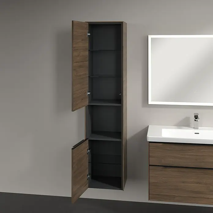 Villeroy & Boch Subway 3.0 Hochschrank - B x T x H: 40 x 36,2 x 171 cm, 1x offenes Fach, 2x Tür, Arizona Oak, Farbe Griff: Volcano black, DIN Anschlag: Links - Badezimmer-Interieur mit einem offenen, hochformatigen Holzschrank, der Stauraum und Organisation im Raum bietet.