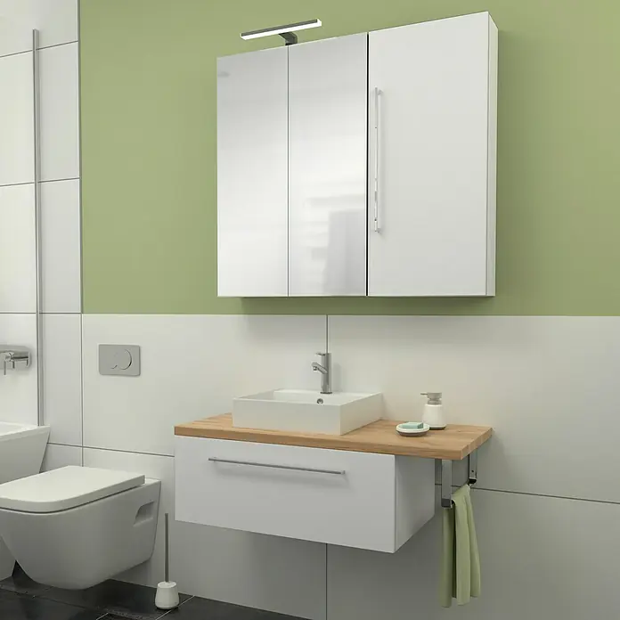 Camargue Espacio Badmöbel-Set i131 - 100 cm, Mira - Das Foto zeigt ein modernes Badezimmer mit einem weißen Waschbeckenunterschrank und einem Spiegelschrank an einer grün-weißen Wand.