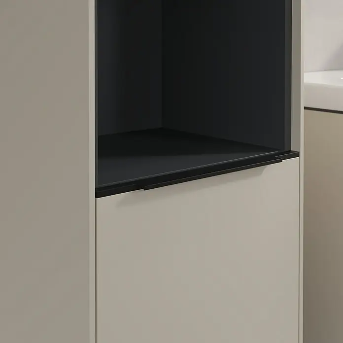 Villeroy & Boch Subway 3.0 Hochschrank - B x T x H: 40 x 36,2 x 171 cm, 1x offenes Fach, 2x Tür, Cashmere Grey, Farbe Griff: Volcano black, DIN Anschlag: Links - Nahaufnahme eines modernen, sandfarbenen Badezimmerschranks mit schwarzem Griff und offenem Fach. Stilvolles Design für Ihr Bad.