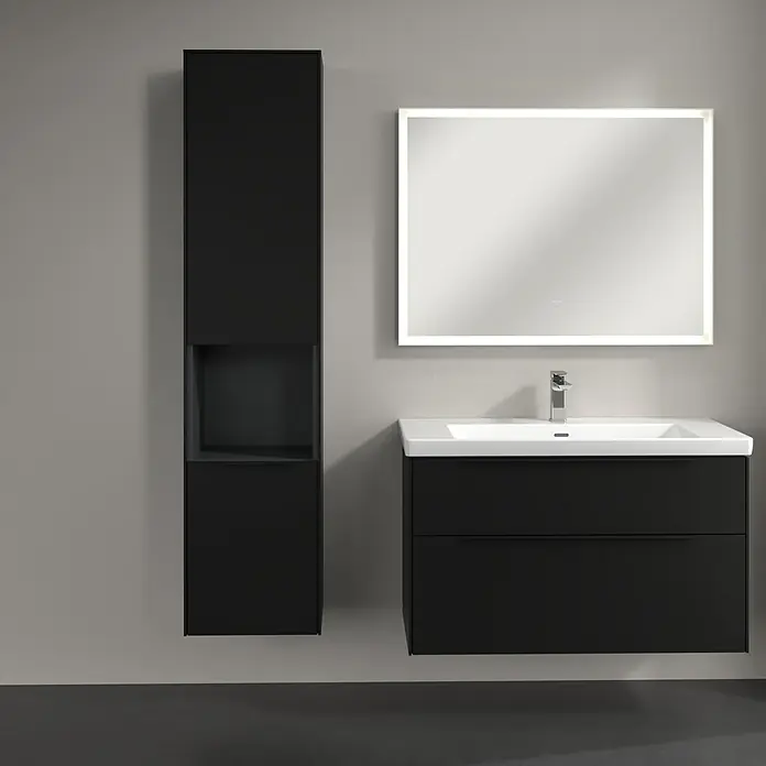 Villeroy & Boch Subway 3.0 Hochschrank - B x T x H: 40 x 36,2 x 171 cm, 1x offenes Fach, 2x Tür, Volcano Black, Farbe Griff: Volcano black, DIN Anschlag: Links - Elegantes Badezimmer-Set in Schwarz mit einem Waschtischunterschrank mit weißem Waschbecken, einem hochschrank und einem quadratischen Spiegel.