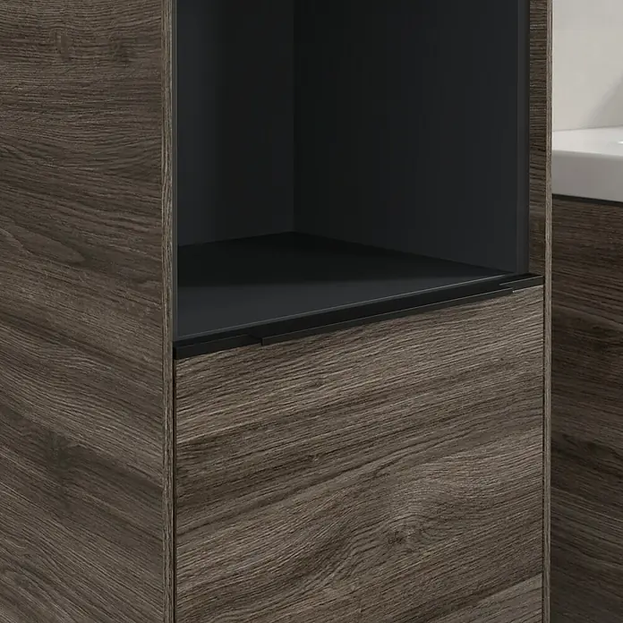 Villeroy & Boch Subway 3.0 Hochschrank - B x T x H: 40 x 36,2 x 171 cm, 1x offenes Fach, 2x Tür, Stone Oak, Farbe Griff: Volcano black, DIN Anschlag: Links - Nahaufnahme eines Badezimmerschranks in Holzoptik mit offenem Regal. Stilvolles und praktisches Möbelstück für das moderne Badezimmer.