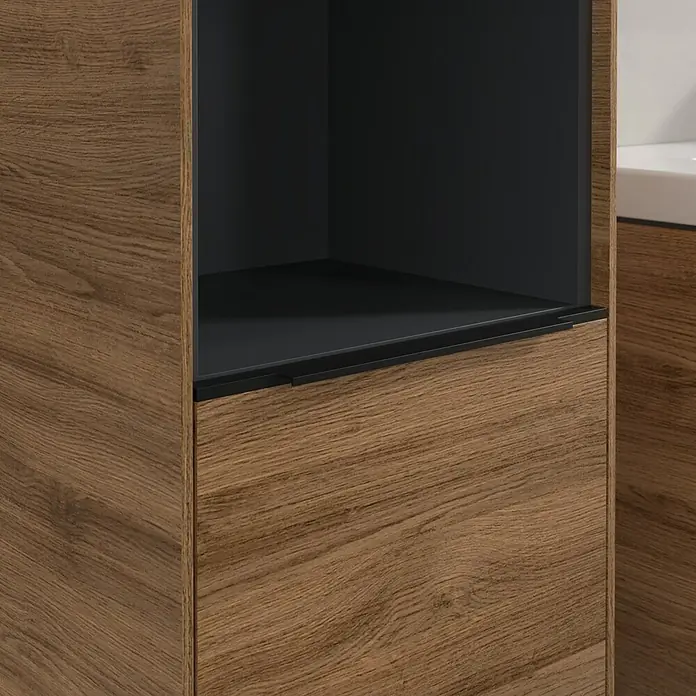 Villeroy & Boch Subway 3.0 Hochschrank - B x T x H: 40 x 36,2 x 171 cm, 1x offenes Fach, 2x Tür, Kansas Oak, Farbe Griff: Volcano black, DIN Anschlag: Links - Detailaufnahme eines modernen Badezimmerschranks in Holzoptik mit offenem, schwarzem Fach und Schublade.