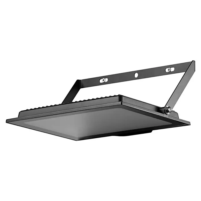 Ledvance Essential LED-Deckenleuchte - 1.580 W, L x B x H: 33,7 x 3,1 x 26,3 cm, Schwarz, Kaltweiß - Nahaufnahme einer LED-Flutlichtleuchte mit verstellbarer Halterung, ideal für Außenbereiche und Sicherheitsbeleuchtung.