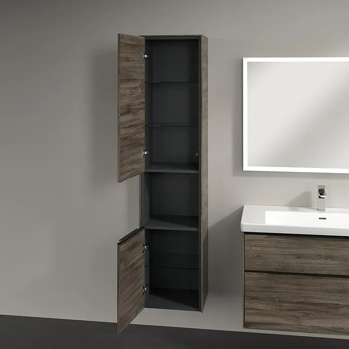 Villeroy & Boch Subway 3.0 Hochschrank - B x T x H: 40 x 36,2 x 171 cm, 1x offenes Fach, 2x Tür, Stone Oak, Farbe Griff: Volcano black, DIN Anschlag: Links - Das Bild zeigt einen modernen Badezimmerschrank in Holzoptik mit offenen Türen, neben einem Waschbeckenunterschrank und Spiegel.