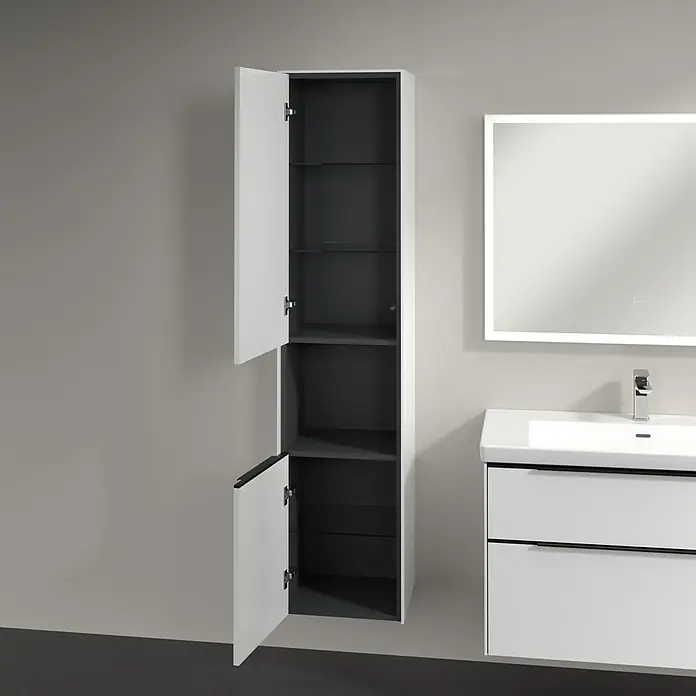Villeroy & Boch Subway 3.0 Hochschrank - B x T x H: 40 x 36,2 x 171 cm, 1x offenes Fach, 2x Tür, Brilliant White, Farbe Griff: Volcano black, DIN Anschlag: Links - Badezimmer mit einem offenen, weißen Hängeschrank mit Einlegeböden und Waschbeckenunterschrank mit Spiegel für eine moderne Einrichtung.