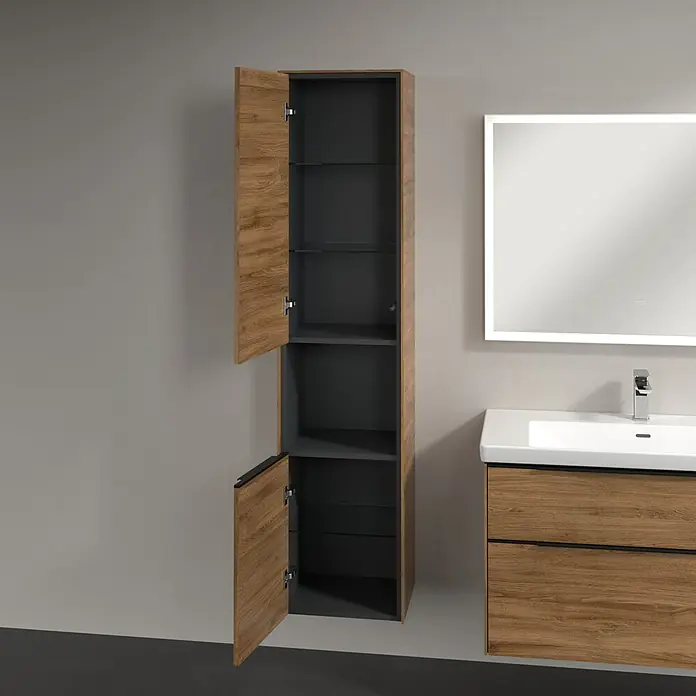 Villeroy & Boch Subway 3.0 Hochschrank - B x T x H: 40 x 36,2 x 171 cm, 1x offenes Fach, 2x Tür, Kansas Oak, Farbe Griff: Volcano black, DIN Anschlag: Links - Hochformatiger Badezimmerschrank mit offenen Holztüren und Regalen neben einem Waschtisch mit Spiegel.