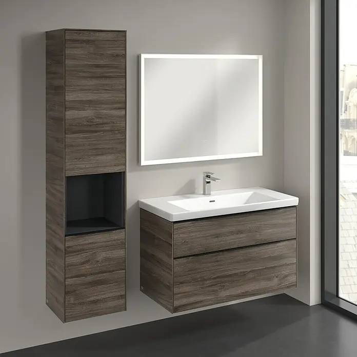 Villeroy & Boch Subway 3.0 Hochschrank - B x T x H: 40 x 36,2 x 171 cm, 1x offenes Fach, 2x Tür, Stone Oak, Farbe Griff: Volcano black, DIN Anschlag: Links - Ein modernes Badezimmer-Set mit einem Waschbeckenunterschrank in Holzoptik, einem Hochschrank und einem beleuchteten Spiegel.