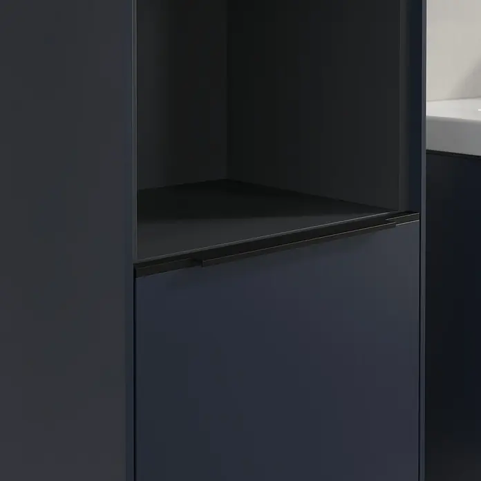 Villeroy & Boch Subway 3.0 Hochschrank - B x T x H: 40 x 36,2 x 171 cm, 1x offenes Fach, 2x Tür, Marine Blue, Farbe Griff: Volcano black, DIN Anschlag: Links - Nahaufnahme eines eleganten, marineblauen Badezimmerschranks mit einem offenen Regalbereich und einer Schublade mit einem schlanken, schwarzen Griff.