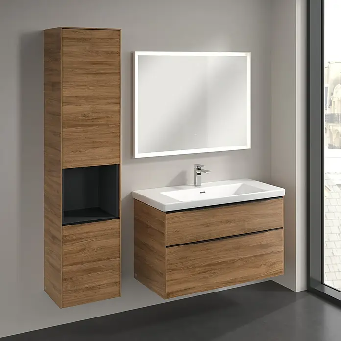 Villeroy & Boch Subway 3.0 Hochschrank - B x T x H: 40 x 36,2 x 171 cm, 1x offenes Fach, 2x Tür, Kansas Oak, Farbe Griff: Volcano black, DIN Anschlag: Links - Badezimmer-Interieur mit Waschtischunterschrank in Holzoptik, einem Spiegelschrank und einem Hochschrank, modernes Design.
