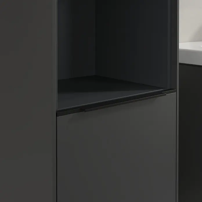Villeroy & Boch Subway 3.0 Hochschrank - B x T x H: 40 x 36,2 x 171 cm, 1x offenes Fach, 2x Tür, Graphite, Farbe Griff: Volcano black, DIN Anschlag: Links - Nahaufnahme eines modernen, grauen Badezimmerschranks mit offenem Regal und Schublade mit minimalistischem Griff.