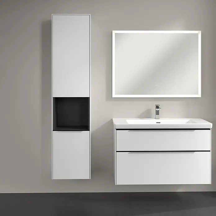 Villeroy & Boch Subway 3.0 Hochschrank - B x T x H: 40 x 36,2 x 171 cm, 1x offenes Fach, 2x Tür, Brilliant White, Farbe Griff: Volcano black, DIN Anschlag: Links - Modernes Badezimmer-Set mit weißem Waschtischunterschrank, Spiegelschrank mit Beleuchtung und passendem Hochschrank mit offenen Fächern.