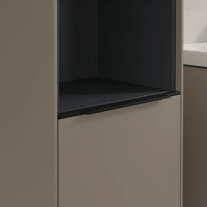 Villeroy & Boch Subway 3.0 Hochschrank - B x T x H: 40 x 36,2 x 171 cm, 1x offenes Fach, 2x Tür, Taupe, Farbe Griff: Volcano black, DIN Anschlag: Links - Nahaufnahme eines modernen Küchenschranks mit offenem Fach und einer Schublade in neutralen Farbtönen.