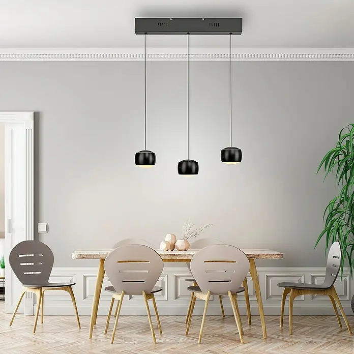 Just Light LED-Pendelleuchte Ballini - 15 W, L x B x H: 10 x 60 x 220 cm, Schwarz - Ein modernes Esszimmer mit einem Esstisch, Stühlen und einer stilvollen, schwarzen Hängelampe mit drei Leuchten.