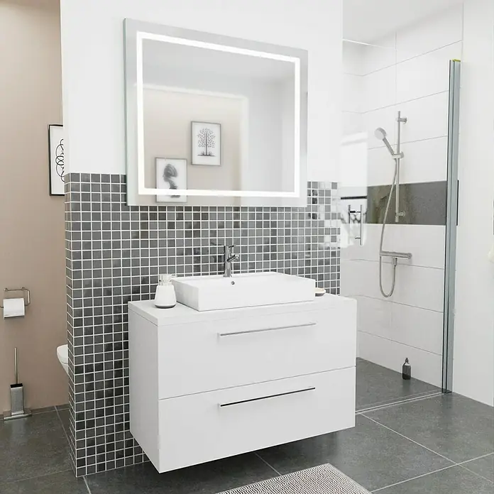 Camargue Espacio Waschtischunterschrank100 x 46 x 60 cm, 2 Schubkästen, Mira - Modernes Badezimmer-Interieur mit einem weißen Waschtischunterschrank und einem beleuchteten Spiegel über einem Mosaik-Fliesenspiegel.