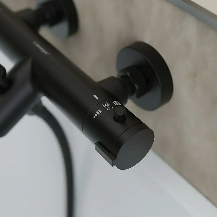 Camargue Badewannenarmatur Zapo - Ausladung Armatur: 165 mm, Schwarz, Matt - Nahaufnahme eines schwarzen Duschmischers mit Temperaturregler und 38°C-Sicherheitssperre.